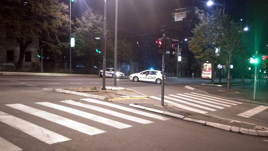  HOROR U CENTRU BEOGRADA: Putnik (80) izbo taksistu - više puta ga je proburazio nožem u leđa! 