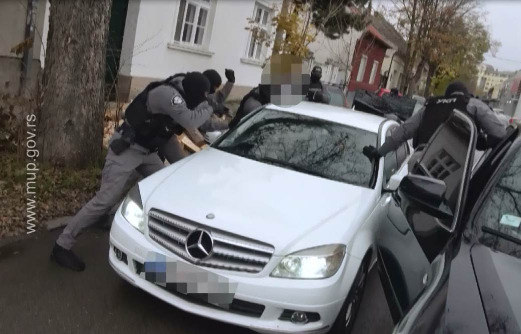  POGLEDAJTE FILMSKU AKCIJU SRPSKE POLICIJE: Hapšenje zbog likvidacije u Belvilu! (VIDEO) 