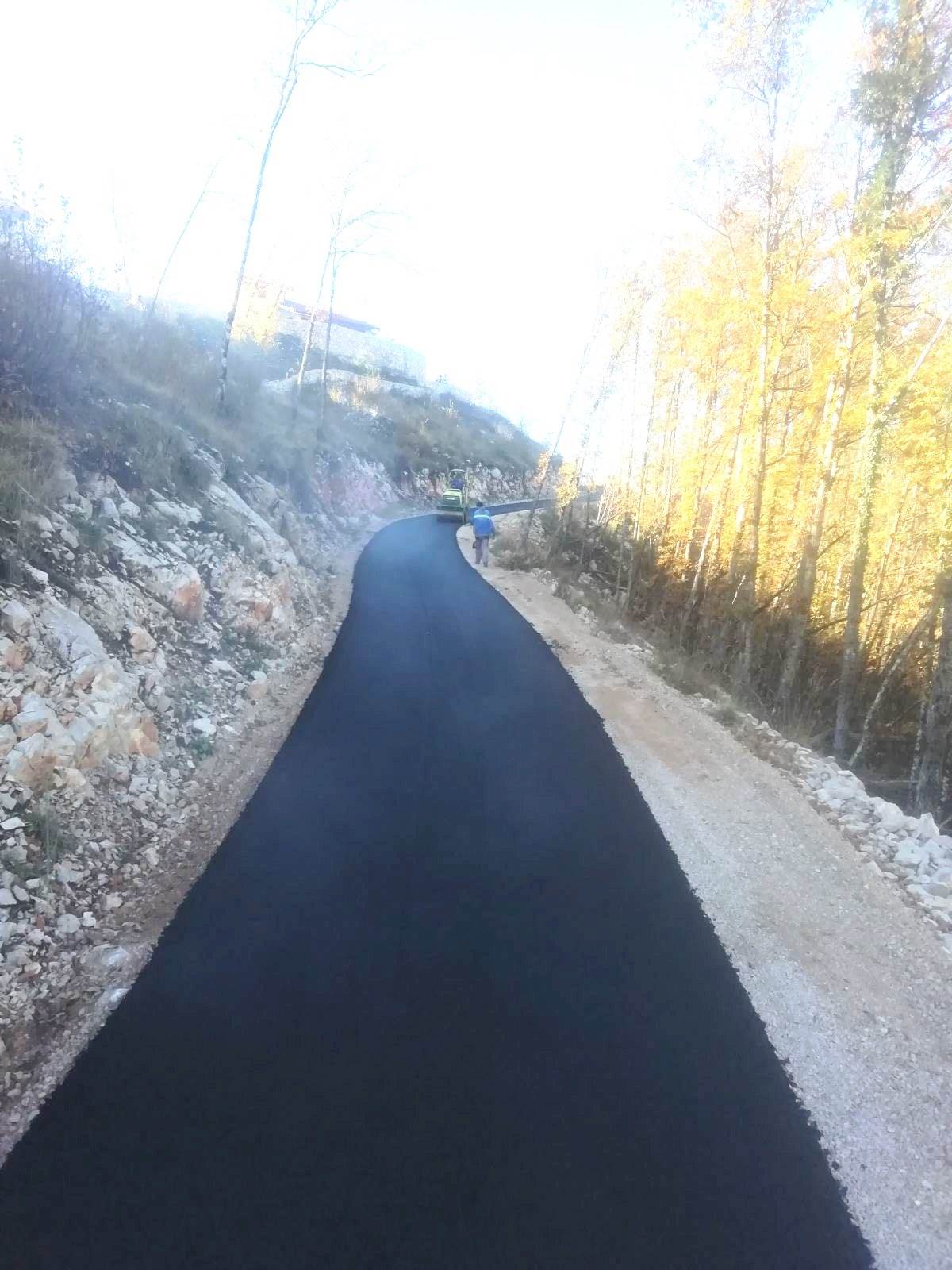  Putevi izvode radove na asfaltiranju putnog pravca Komani - Bajramovica 
