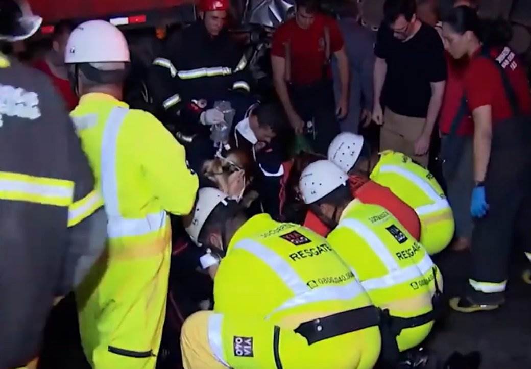  STRAŠAN SUDAR KAMIONA I AUTOBUSA: Spasioci tijela nalazili svuda, Brazil u šoku! (FOTO) 