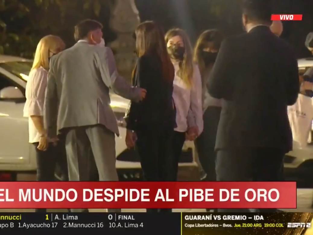  PRVI SNIMCI MARADONINE PORODICE: Žena i ćerke reagovale na smrt legende, ulice Argentine plaču! (VIDEO) 