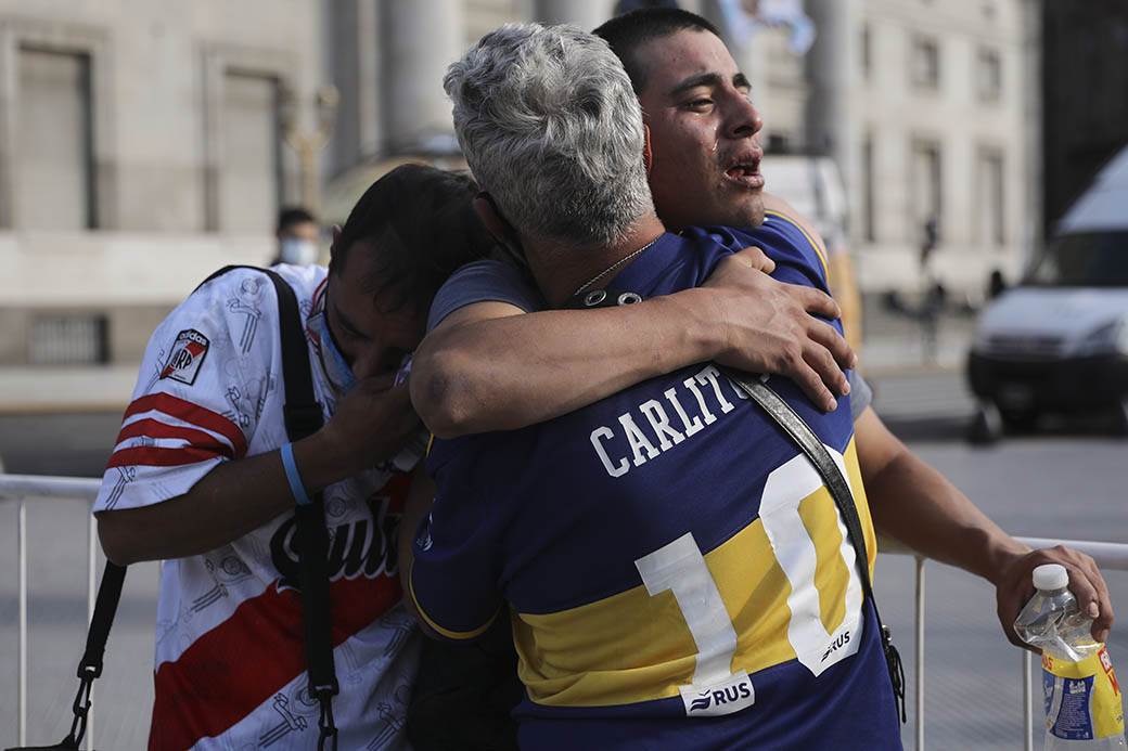  SMRT MARADONE UJEDINILA ARGENTINU: Navijači Boke i Rivera zagrljeni plaču, umro je njihov Bog! 
