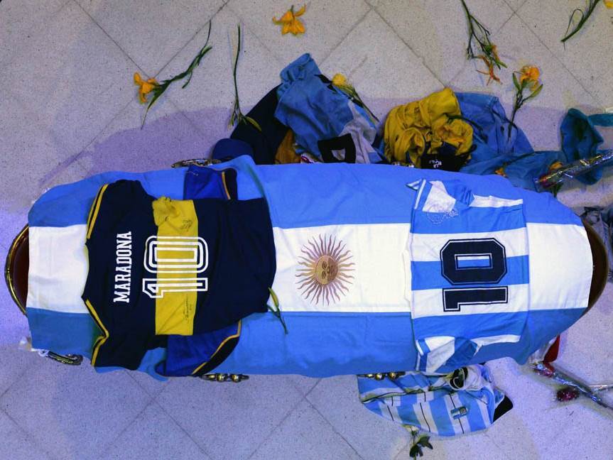  NA MARADONINOM GROBU PIŠU SAMO 4 RIJEČI: Dijego je to tražio još prije 15 godina! 