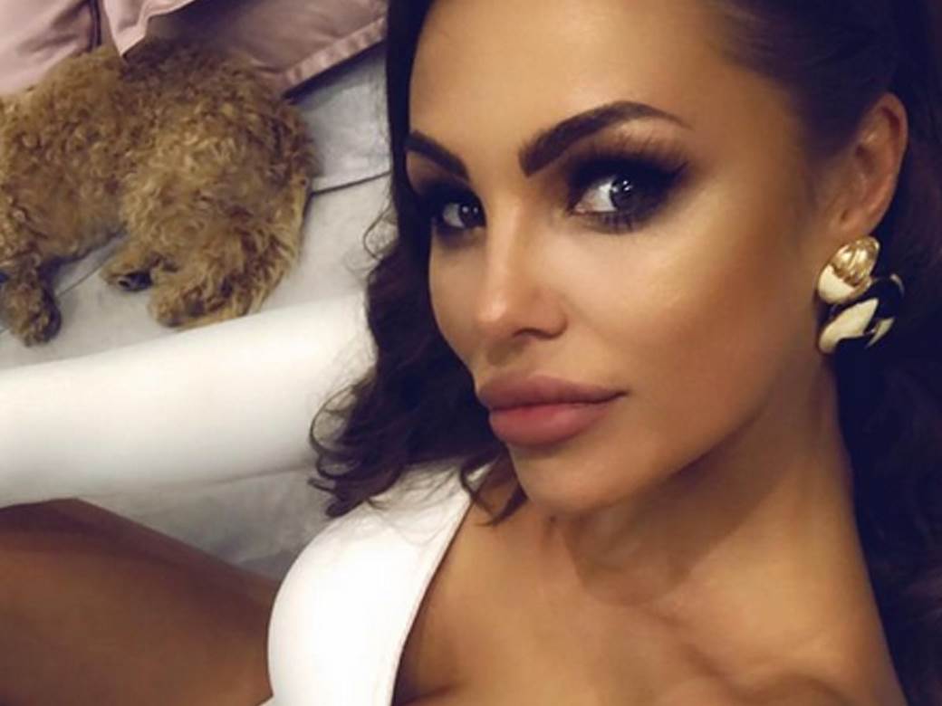  CRNA MAČKA: Bojana Rodić provocira pratioce mrežastim čarapama! U detalj u obliku meseca svi gledaju! (FOTO) 