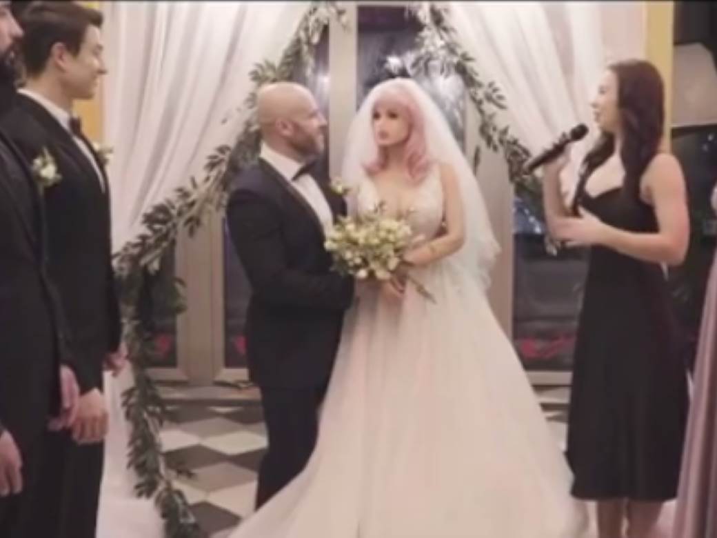  ZABORAVITE TRUDNE BIVŠE I ZLE SVEKRVE - OVO JE NAJJAČA SVADBA! Glumac oženio seks lutku, napravio ludnicu od veselja! 