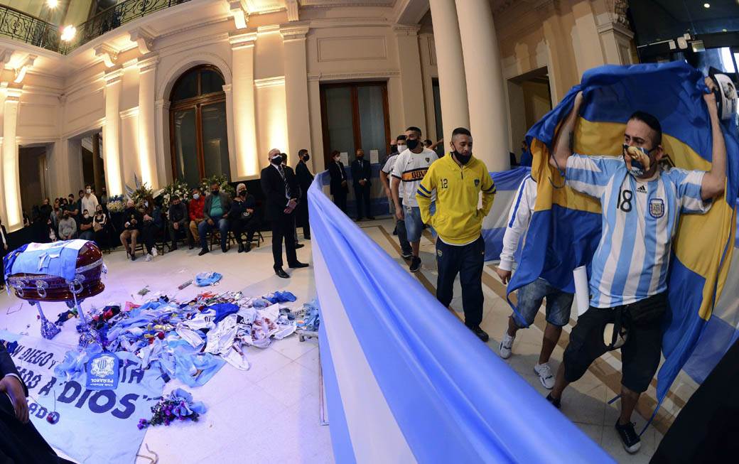  Maradonino tijelo odvoze na groblje, građani Buenos Ajresa se tuku sa policijom! 