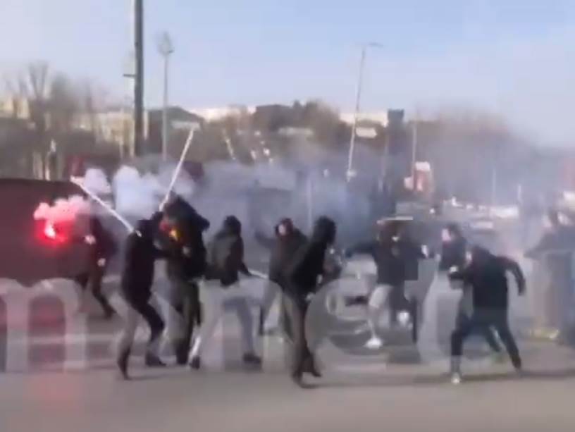  OPŠTA TUČA NA SRED ULICE, PRED OČIMA POLICIJE: Letele baklje, flaše, kamenje u sukobu huligana u Makedoniji! (VIDEO) 