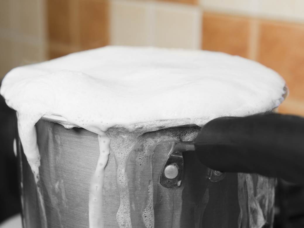  VIŠE NEĆETE MORATI DA RIBATE ŠPORET: Jednostavnim trikom sprečite da vam jelo pokipi 