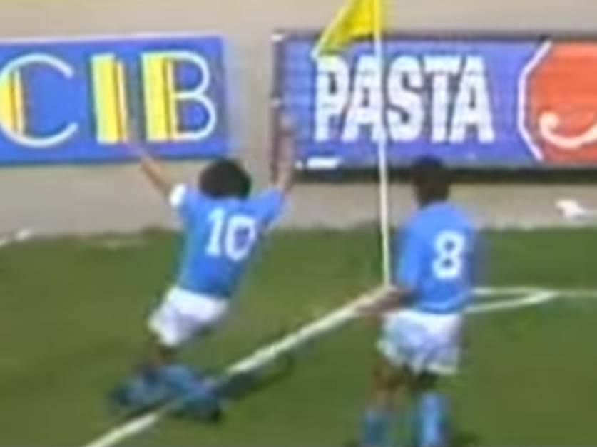  NAPOLI ODAJE POČAST SVOM MARADONI 