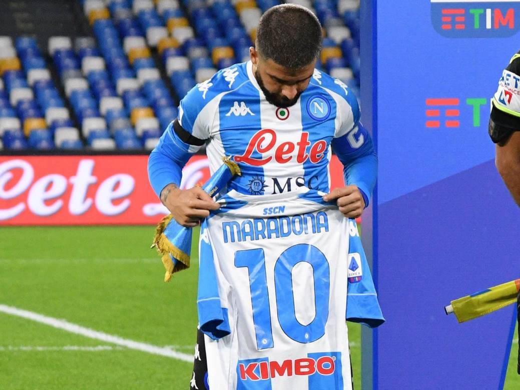  NAPULJ JE U ZNAKU DIJEGA MARADONE: Poseban dres u čast "El Pibea", Insinje ga ljubio posle gola! (VIDEO) 