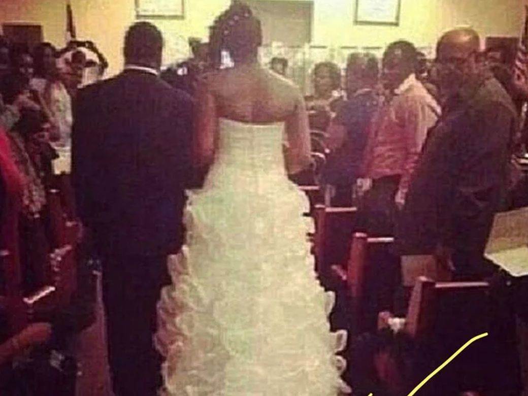  DOBRO POGLEDAJTE, "DETALJ" NA VENČANICI JE ZGROZIO SVET! Mlada razbesnela korisnike mreža: "Da li je 