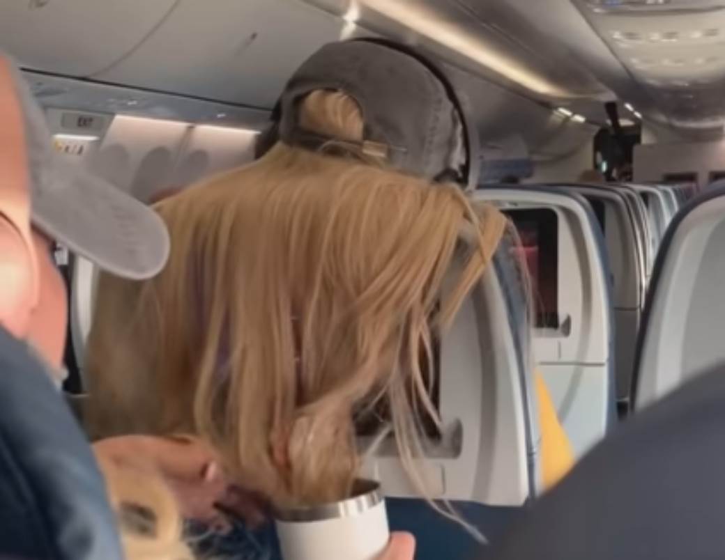  INCIDENT U AVIONU: Iznervirana žena kosu putnice ulepila u žvaku i lizalicu pa umočila u kafu 