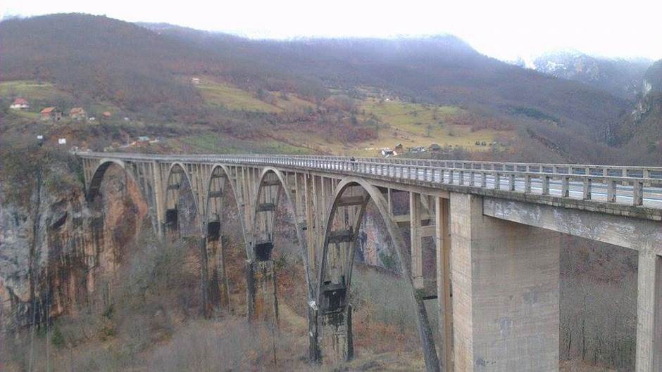  Zarad fotografije visio sa mosta na Tari 