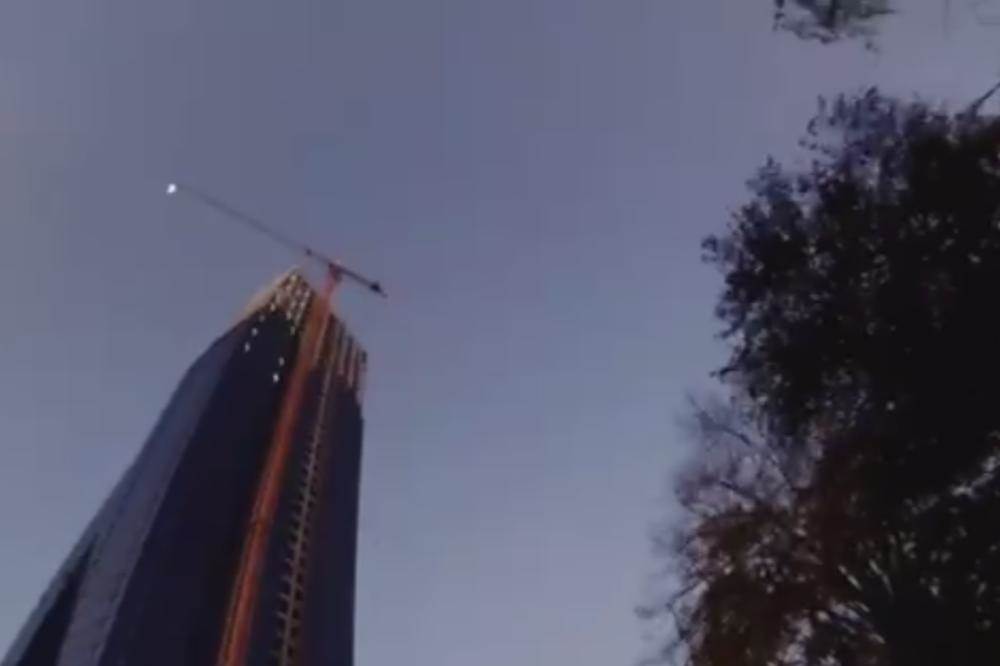  LUDILO! MLADIĆ SKOČIO S NAJVIŠE ZGRADE U BEOGRADU: Pogledajte kako je letio padobranom! (VIDEO) 