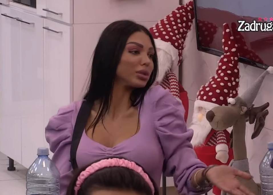  SAZNALA ZA PROZIVKU DA JE KINESKA KOPIJA ANE KORAĆ: "Sad kad ne može da naplaćuje seksualne usluge, bar nek' priča" FOTO 