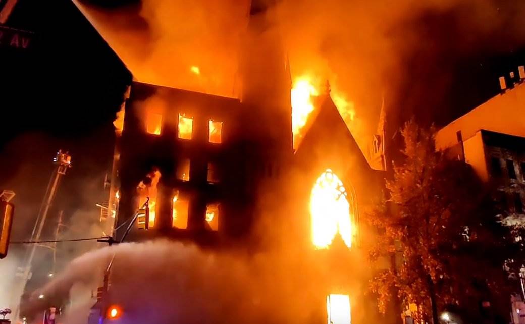  IZGORELA ISTORIJSKA CRKVA: Požar zahvatio svetu građevinu, skroz je uništena! (VIDEO) 
