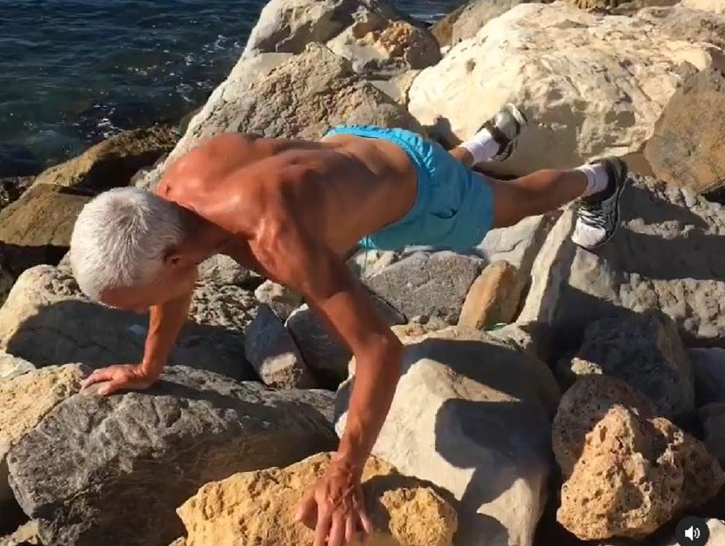  DEKA ZMAJ ĆE VAS POSTIDETI: Ima 67 godina, pliva u ledenoj vodi, a tek kakve vežbe izvodi... (FOTO, VIDEO) 