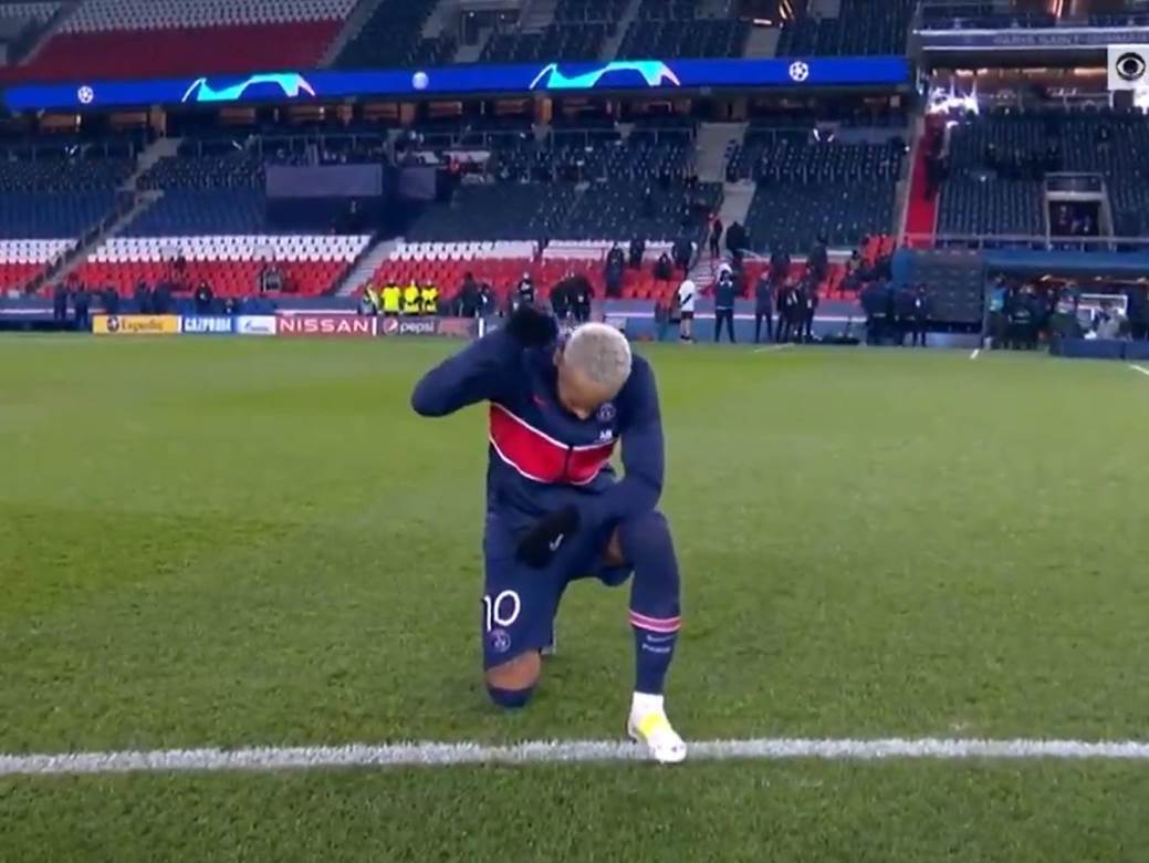  NASTAVLJEN MEČ PREKINUT ZBOG RASIZMA, IGRAČI POSLALI PORUKU: Klečali na centru, svi gledali u Nejmara (VIDEO) 