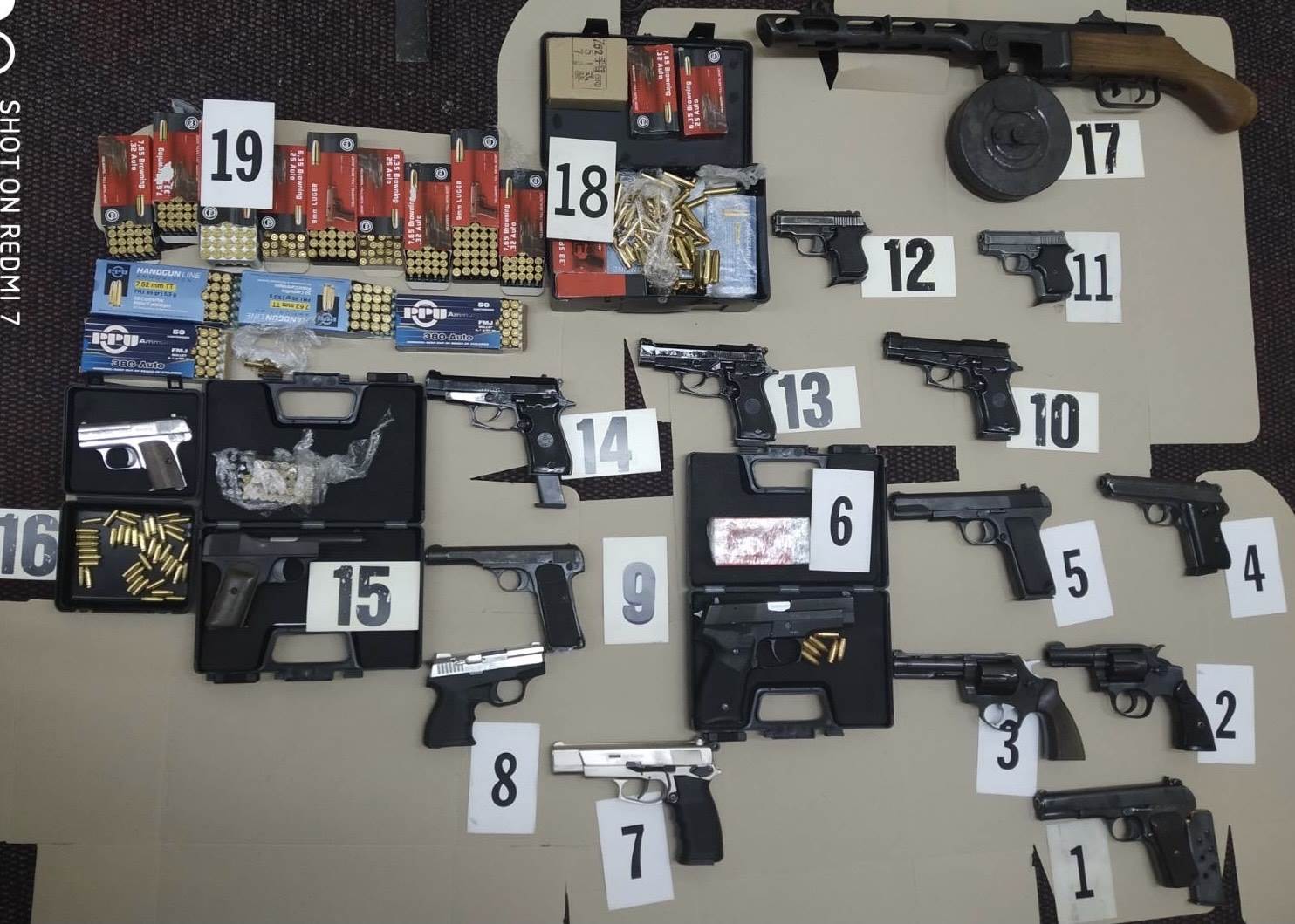  SPRIJEČENO KRIJUMČARENJE ORUŽJA KROZ CRNU GORU: PRONAĐENO 16 PIŠTOLJA, PUŠAKA I MUNICIJA UHAPŠEN NJEMAČKI DRŽAVLJANIN 