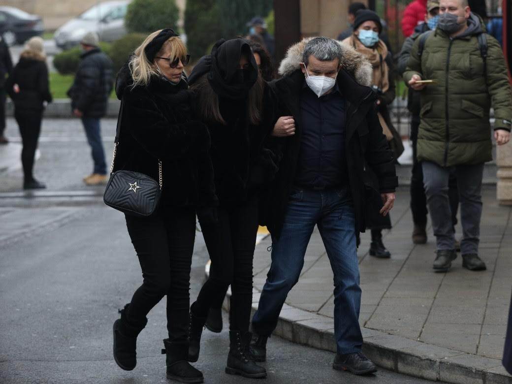  DŽEJEVA ĆERKA ZAMOTANA U CRNO STIGLA NA OČEVU SAHRANU: "Drži se, moraš da budeš jaka" (FOTO) 