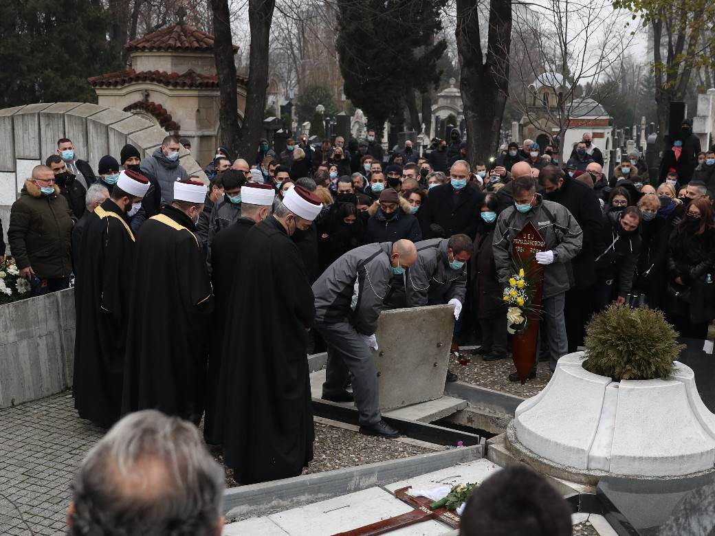  SAHRANA DŽEJA RAMADANOVSKOG: Kovčeg spušten u zemlju prije oproštajnog govora (FOTO) 