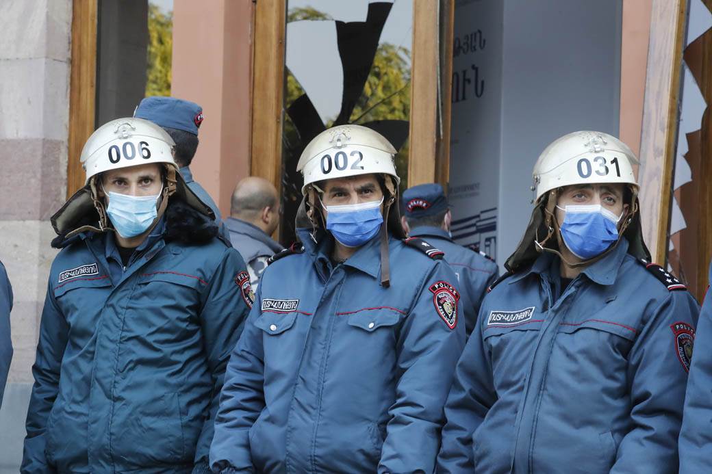 NEMA MIRA U JERMENIJI! DEMONSTRANTI UPALI U ZGRADU VLADE NEMA MIRA U JERMENIJI! DEMONSTRANTI UPALI U ZGRADU VLADE