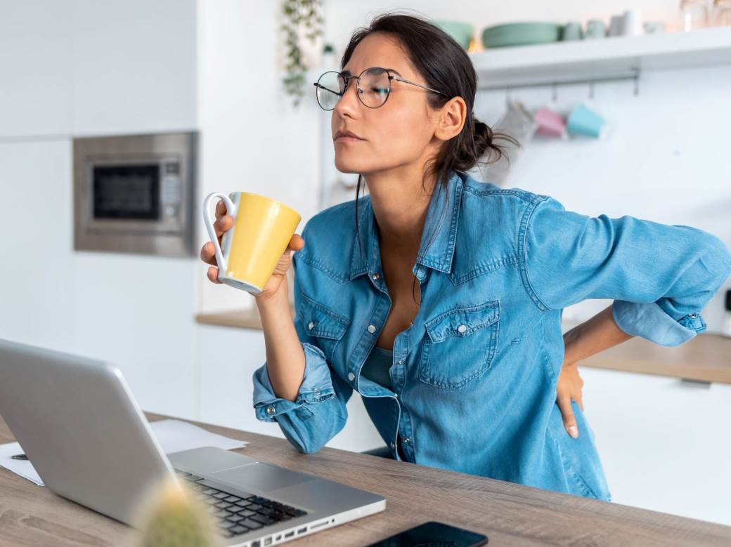  NAJBOLJI SAVET LEKARA AKO DUGO SEDITE ZA KOMPJUTEROM: Ovaj deo tela najčešće strada, a nisu ni leđa, 