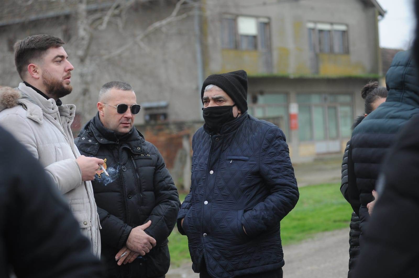  POMIRILA IH SMRT DARKOVOG OCA: Ljuba Aličić došao na sahranu da bude uz pevača! (FOTO) 