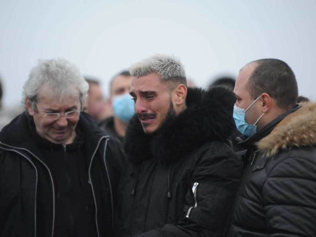  SVIRAJ GORE OČE, SVIRAJ NA NEBU MOJ MILANE: Potresne reči Darka Lazića sve rasplakale (FOTO, VIDEO) 