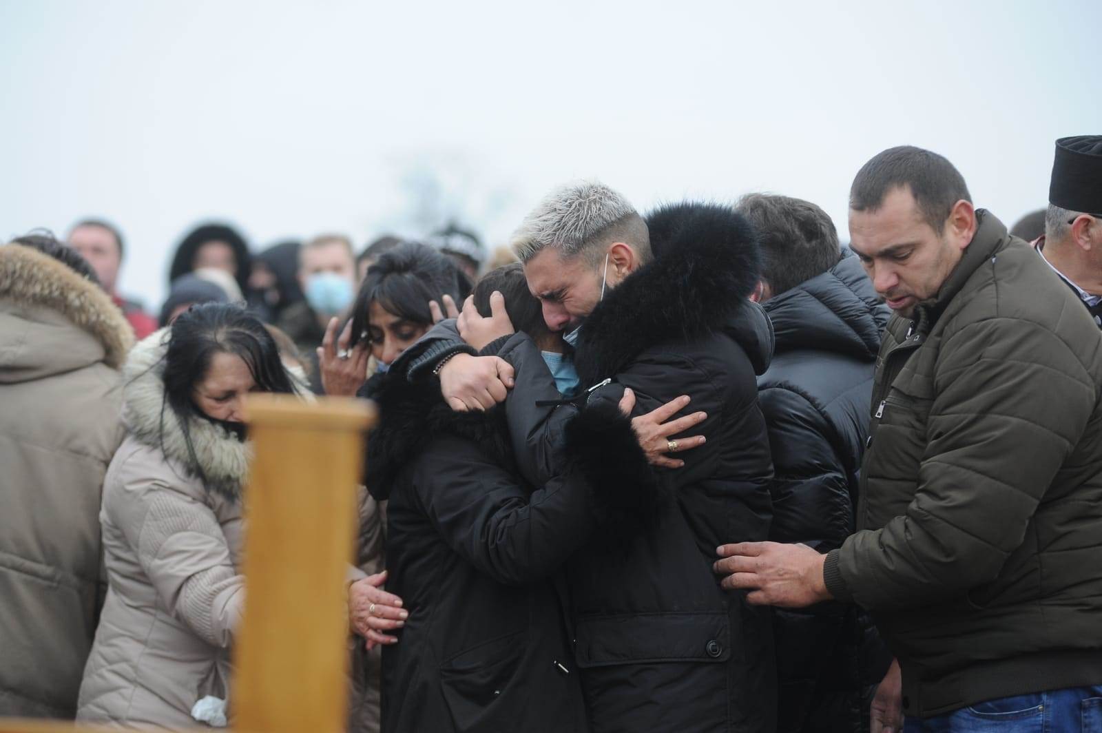  STRAŠNO! IZGORIO GROB OCA DARKA LAZIĆA: Mještani tvrde da je požar podmetnut - "Svete se zbog Darka" 