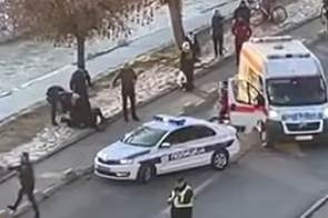  SNIMCI PUCNJAVE U NOVOM PAZARU: Teško ranjeno dvoje ljudi leži na ulici, sirene zavijaju, policija blokirala grad 