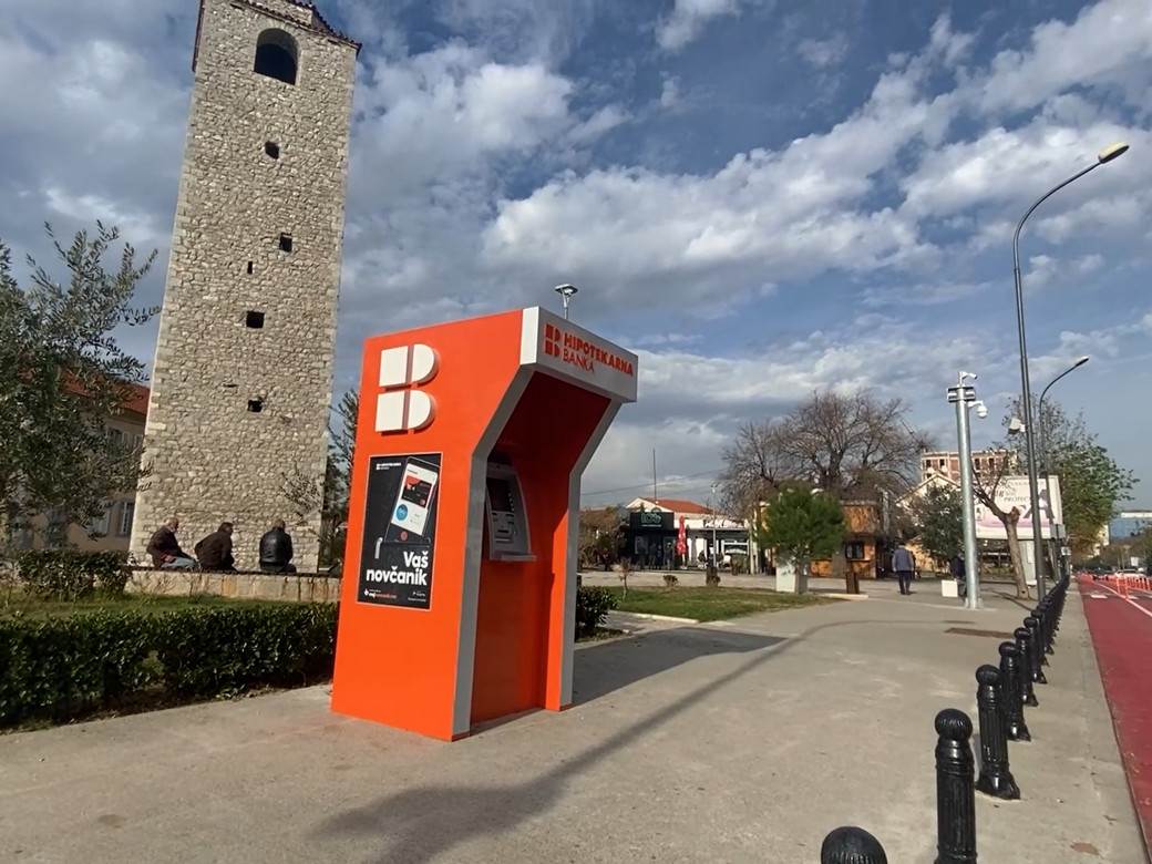  Bankomat u Podgorici sahat kula hipotekarna banka ružna slika 