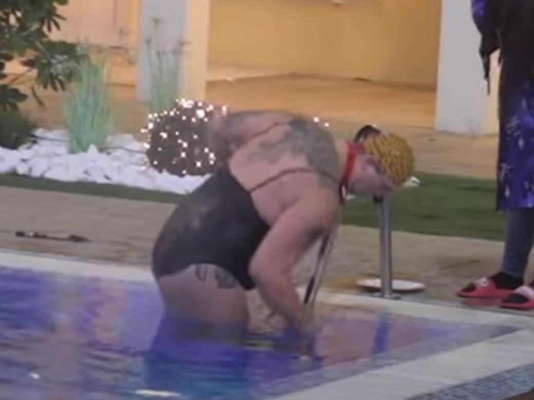  KRISTIJAN GOLUBOVIĆ OBUKAO ŽENSKI KUPAĆI, PA USKOČIO U BAZEN: Uložio sve napore da izvadi sudove! (VIDEO) 