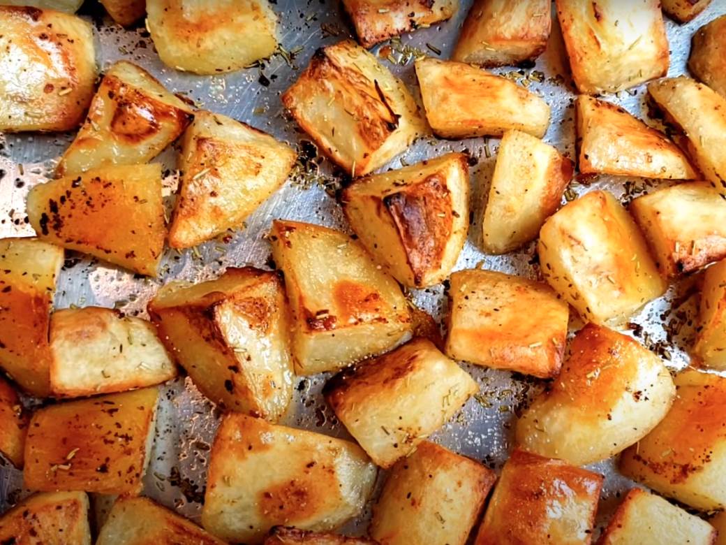  HRSKAV SPOLJA, MEKAN IZNUTRA: Kuvar podelio dva trika za savršeni pečeni krompir, zapamtite ih, genijalni su! 