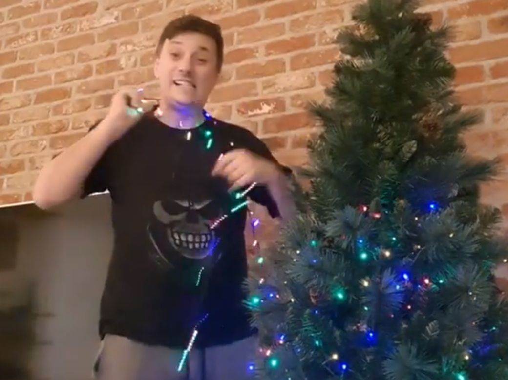  MUKE NJEGOVE: Andrija Milošević kiti jelku - gdje je kraj, gdje je početak, to Bog zna! (VIDEO) 