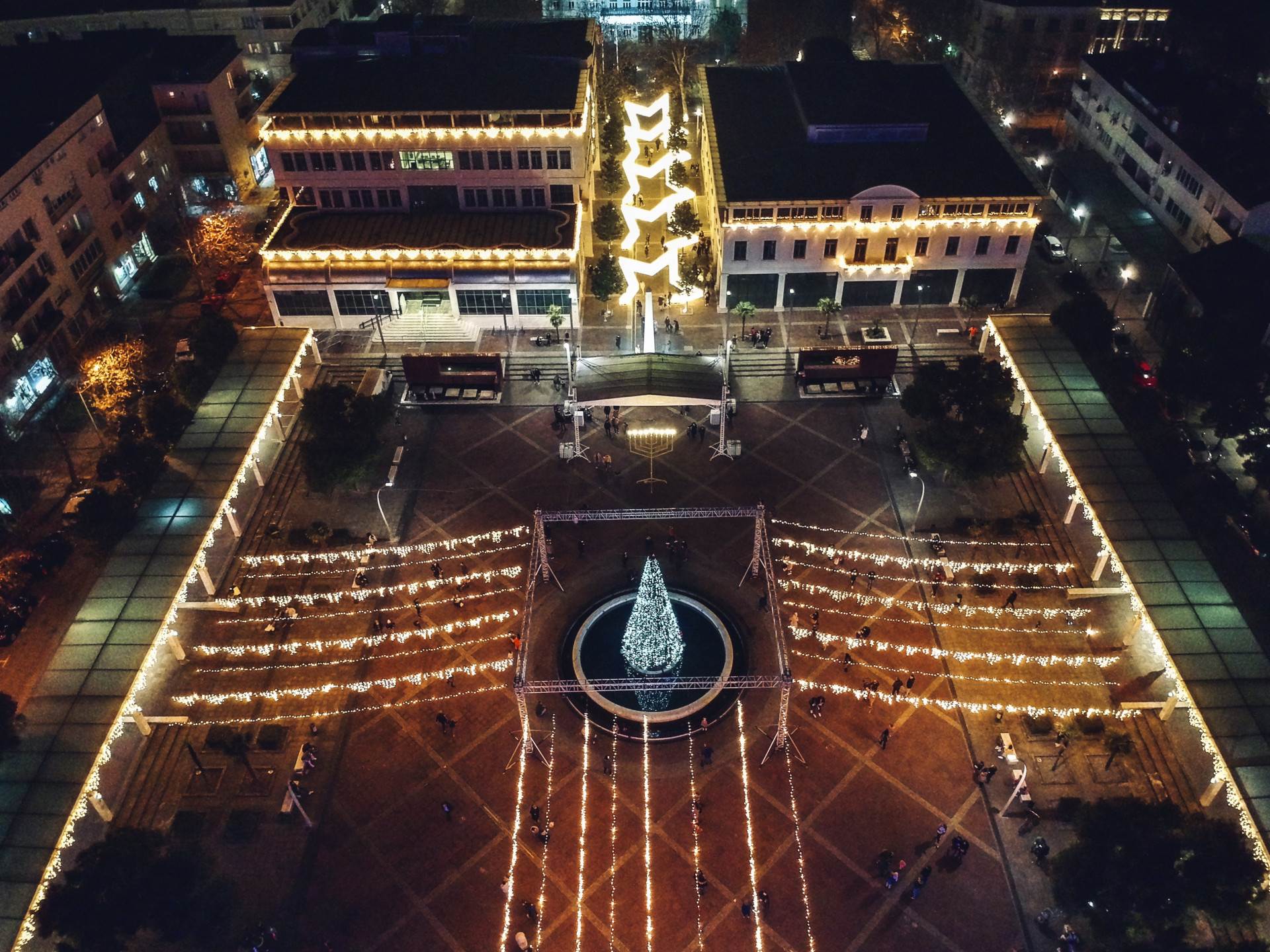  PODGORICA čuva praznični duh! ZASIJALE LAMPICE TRGU! (VIDEO) 