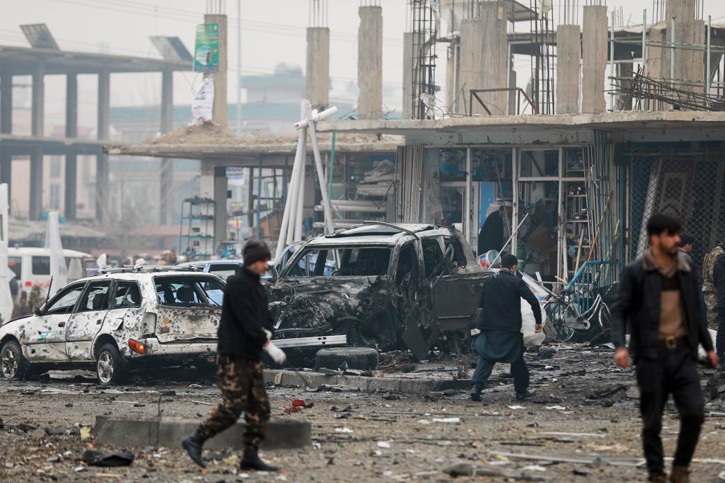  ceka se predsjednik avganistana da podnese ostavku kulja dim iz americke ambasade 