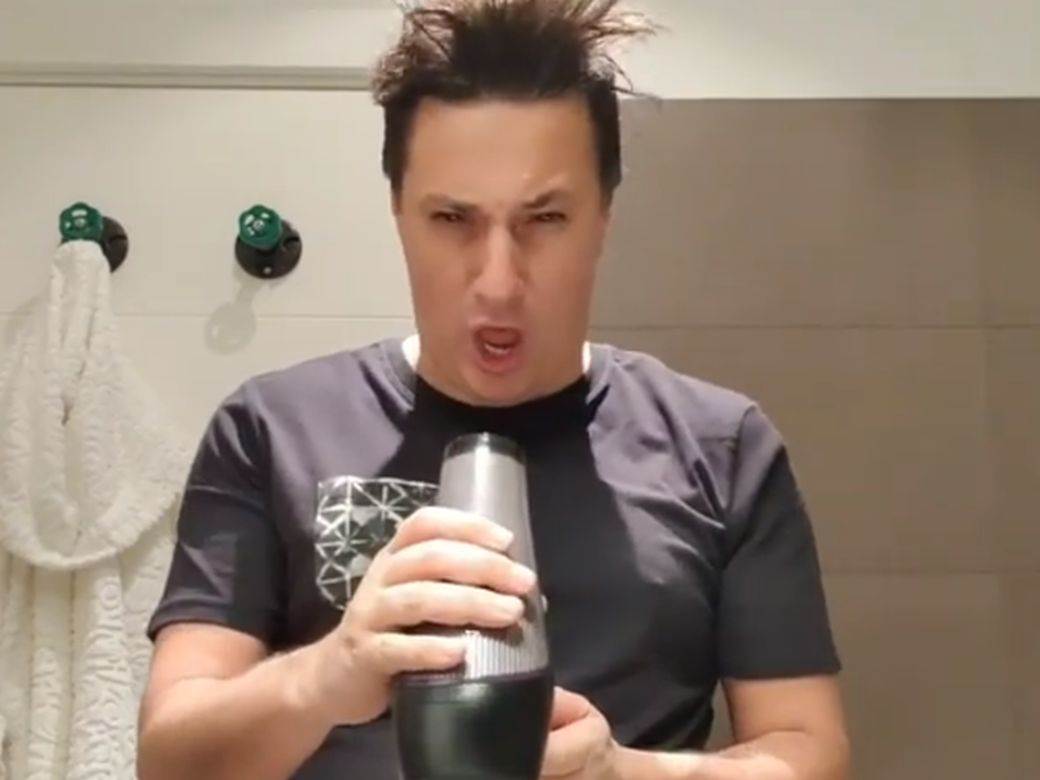  OVO NIJE FEN, OVO JE BOING! Urnebesan snimak Andrije Miloševića iz kupatila - "šta rade ove žene sa kosama?!" (VIDEO) 