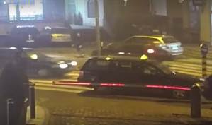  ŠOK SNIMAK IZ NOVOG PAZARA: Čovjek se baca pod automobil, DA LI JE PREVARA U PITANJU? (VIDEO) 