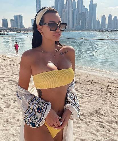  POGLED OD 15.000 EVRA: Pjevačica se skinula u kupaći - grudi ispadaju, fudbaler slika! (FOTO) 