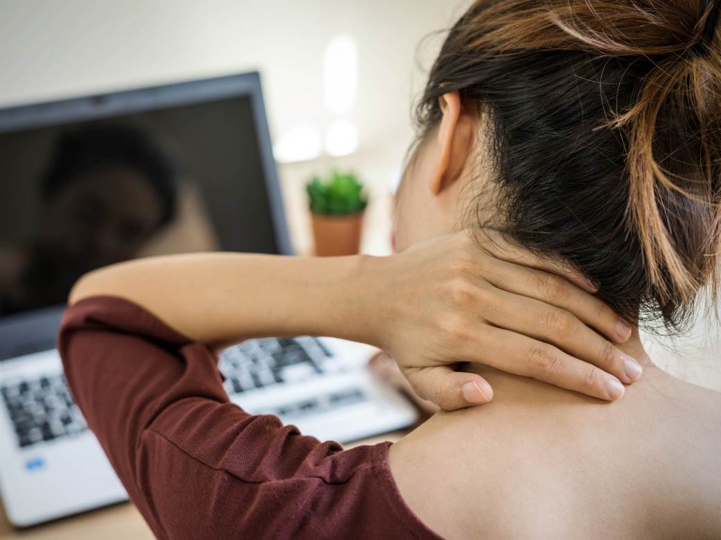  ČESTO VAS BOLE VRAT ILI RAMENA? Prepoznajte kada je to simptom ozbiljnijeg problema i razlog za pose 