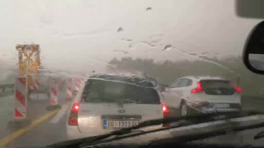  NOVI NAPAD LAŽNIH POLICAJACA: Presretali u "audiju" SA BLINKERIMA na auoputu Niš-Vranje, imali i aut 