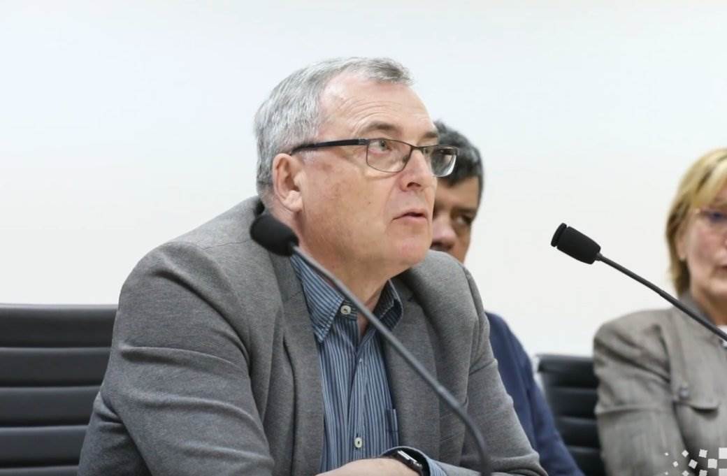  HRVATSKU TRESE SKANDAL ZBOG DOLASKA VAKCINE: Direktor Zavoda za javno zdravlje se slikao i izazvao H 