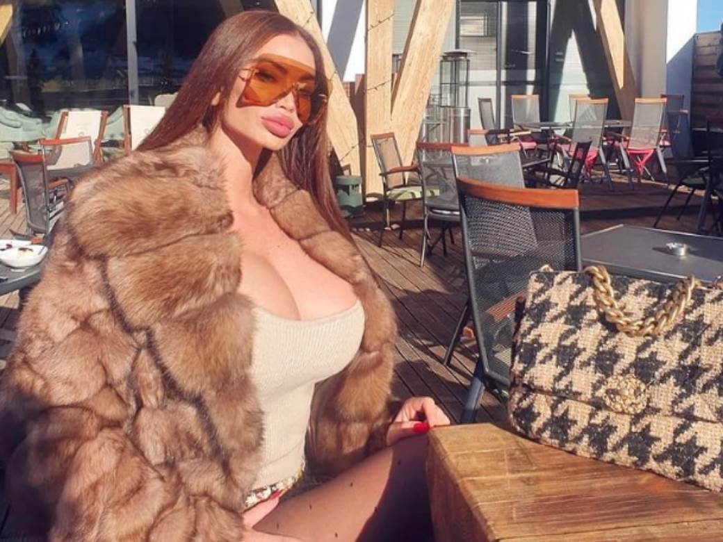  GOLA SORAJA NA SAJTU ZA ODRASLE: "Rani radovi" bogate starlete - kleči na podu, silikoni sijevaju na sve strane! (FOTO) 