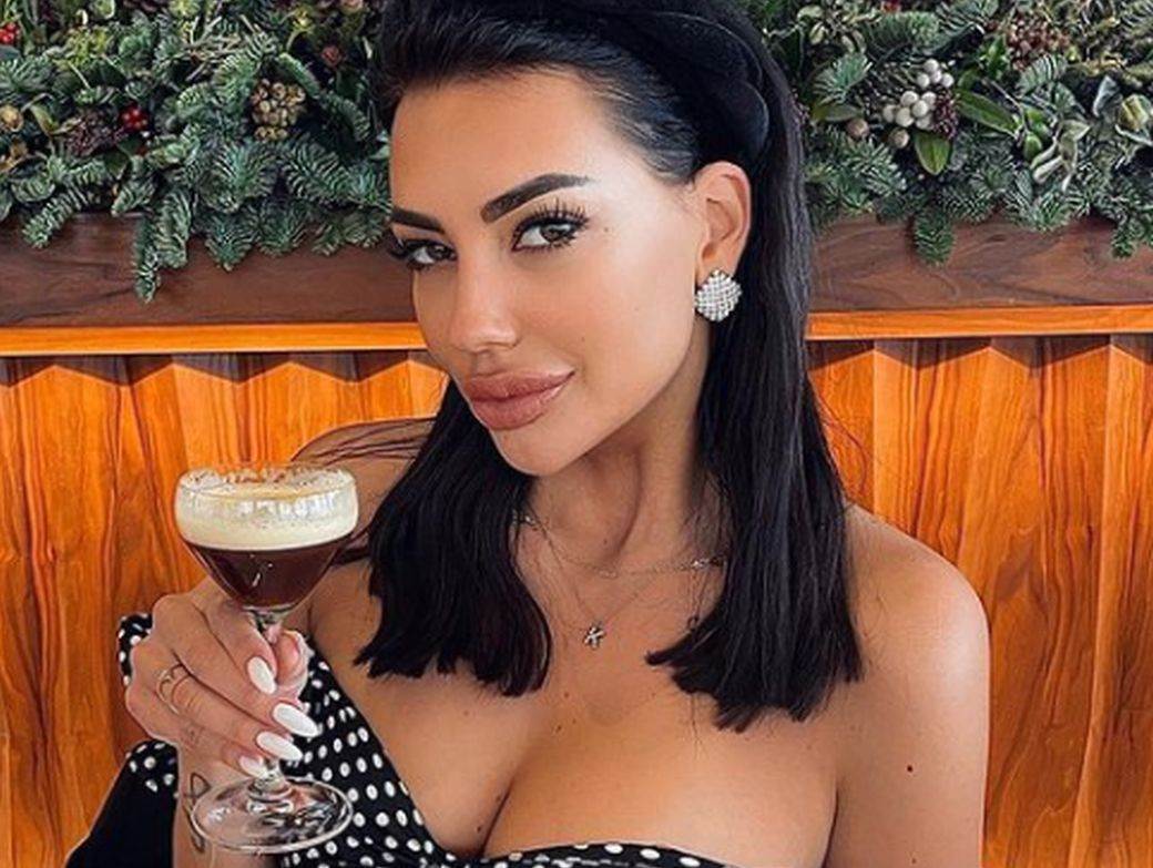  BRETELICE SPUŠTENE, GRUDI U KRUPNOM PLANU: Vreli kadrovi seksi Kaće Grujić iz Dubaija! (FOTO) 