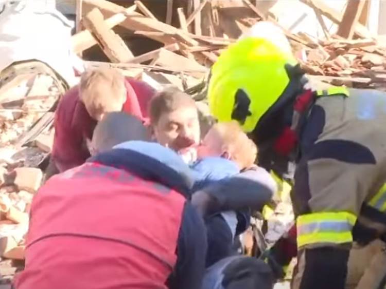  DRAMA U PETRINJI, OCA I SINA IZVUKLI IZ RUŠEVINA U PROGRAMU UŽIVO: Spasioci ih pred kamerama odneli u bolnicu! (VIDEO) 