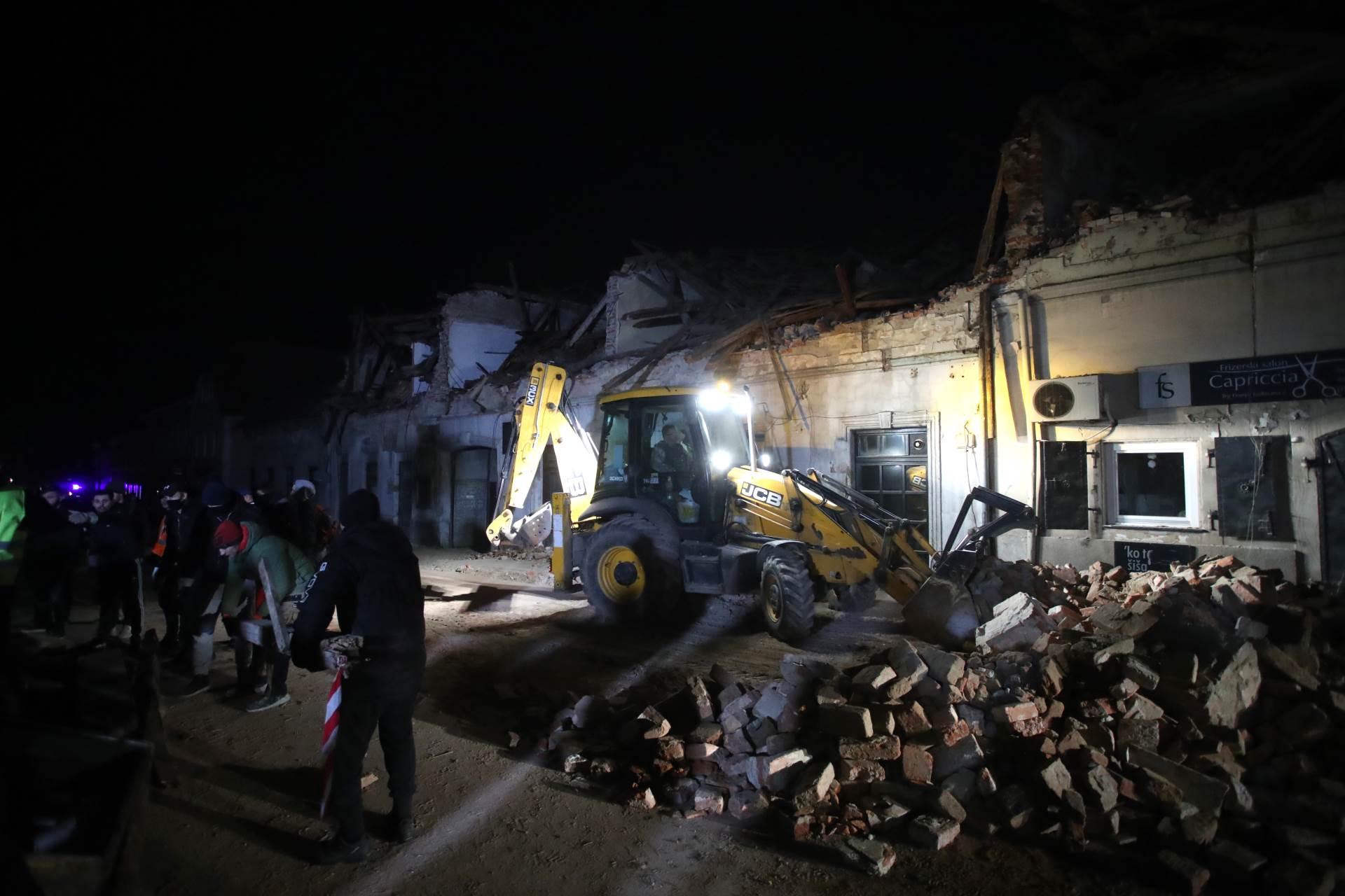  ZEMLJA NE MIRUJE, OPET SE TRESLO U HRVATSKOJ: Epicentar blizu Siska, podrhtavalo tlo u razrušenim gr 