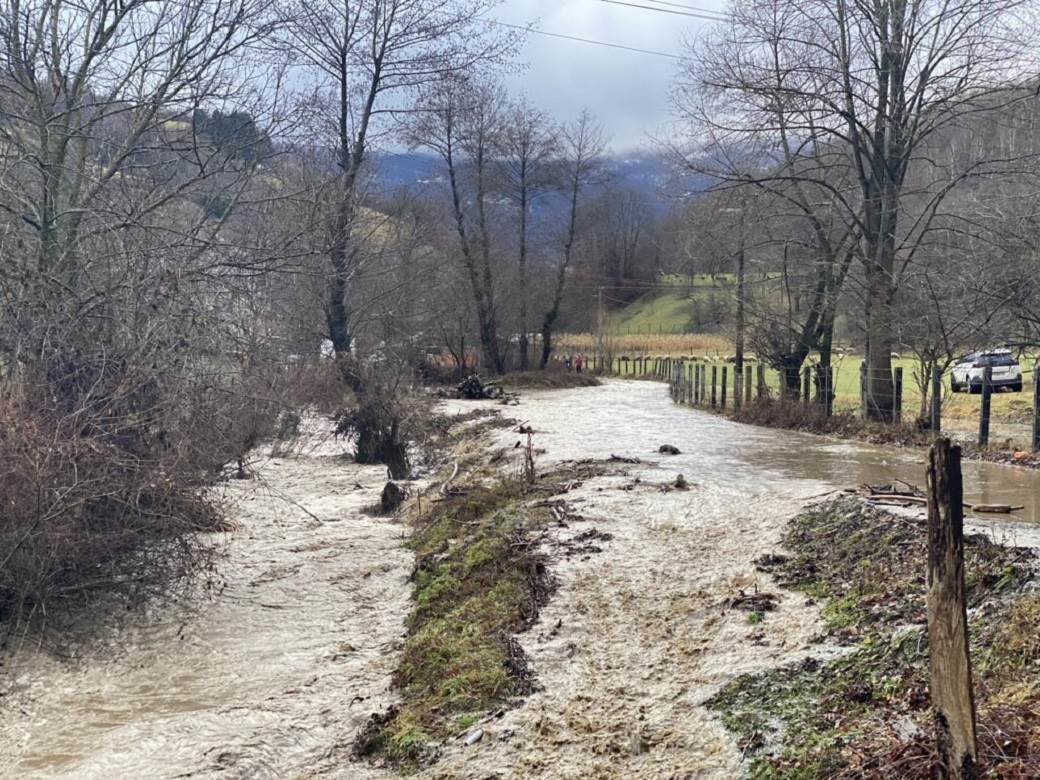  POPLAVE U PRIJEPOLJU: Izlila se Slatina, nekoliko stotina ljudi odsečeno od sveta - vodostaj i dalje 