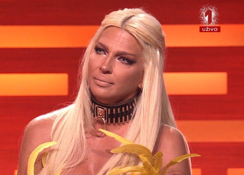  KARLEUŠA ZAPLAKALA U EMISIJI UŽIVO: Slomila se i zatražila reklame! (FOTO) 