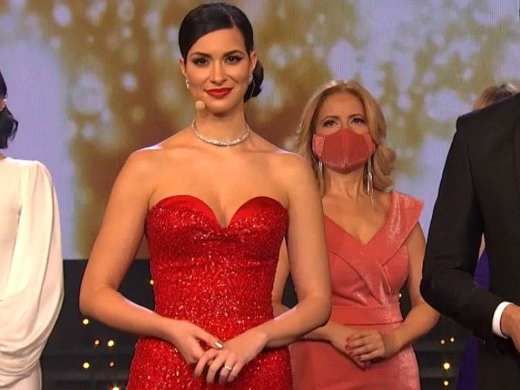  SVI GLEDAJU U DEKOLTE DRAGANE KOSJERINE: Voditeljka u seksi izdanju u novogodišnjoj noći! (FOTO) 